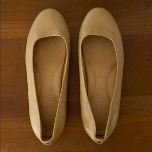 Kenneth Cole nude flats
